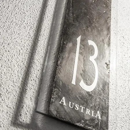 Austria לינה וארוחת בוקר 3*